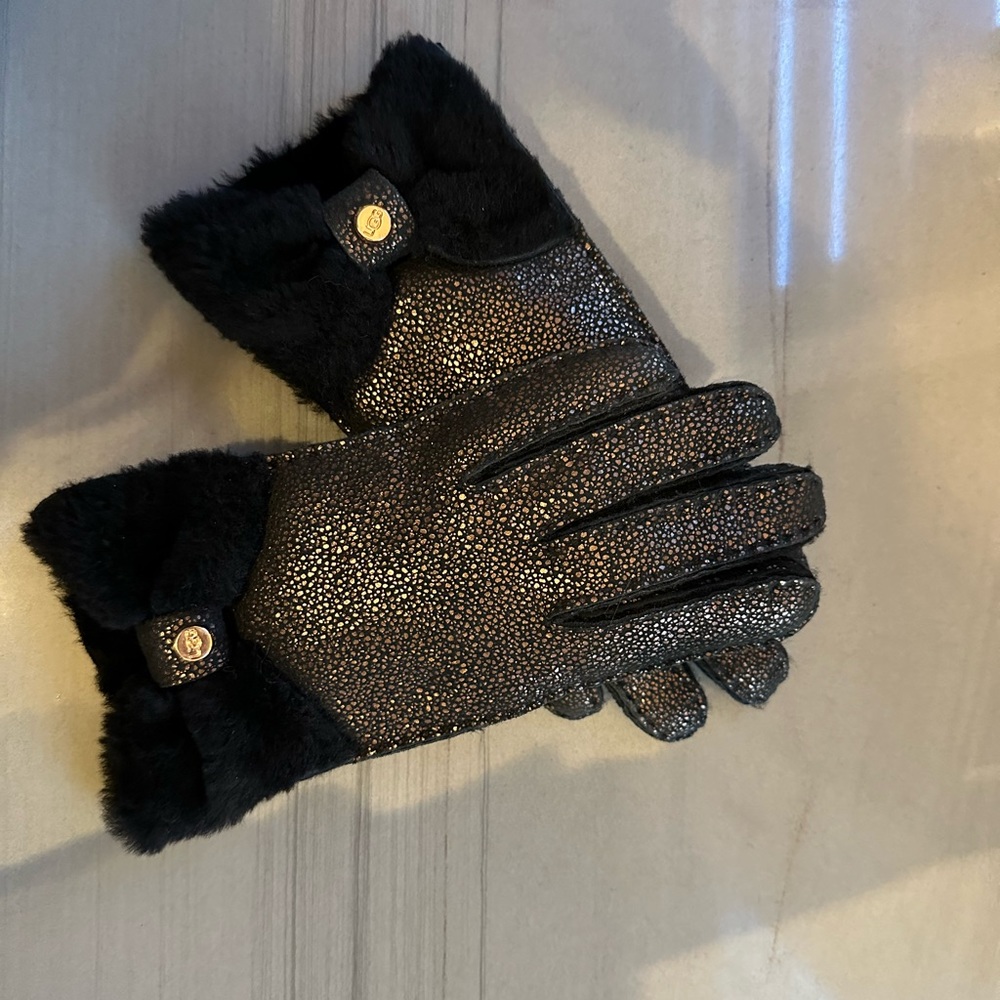 Ugg bow metallic gold and black gloves size small